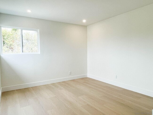 Building Photo - 1093 N Vulcan Ave