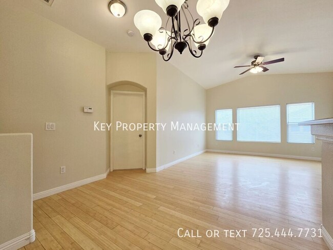 Building Photo - 2 BEDROOM 2 BATH TOWNHOME IN GATED COMMUNI...