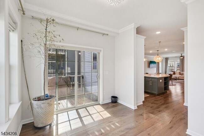 Building Photo - 21 Dahlia Dr
