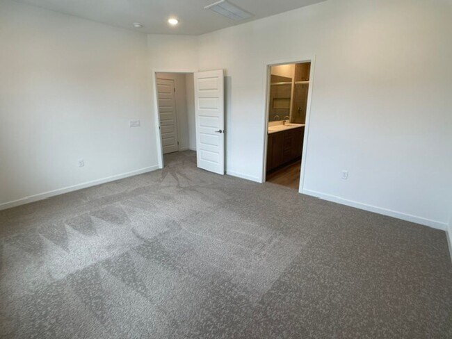 Building Photo - Camarillo 3 Bed 4 Bathroom Never Lived In Condo