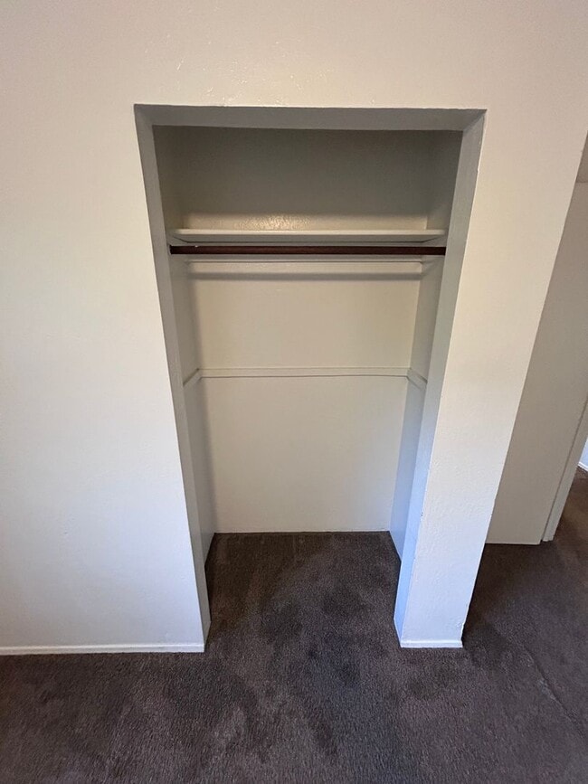 Building Photo - 3 bedroom 1 bath house w/ attached garage in Coos Bay!