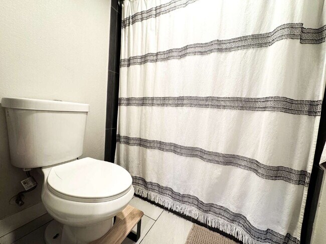 Building Photo - "Newly Renovated 3-Bed, 2-Bath Condo in Yuma!"