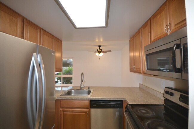 Building Photo - 5013 Pine Tree Terrace