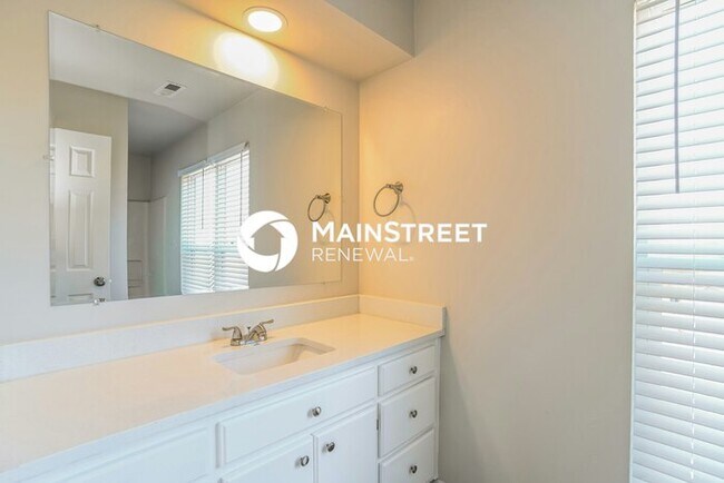 Building Photo - 3 Bedroom Pet-Friendly Home in Charlotte, NC with Main Street Renewal