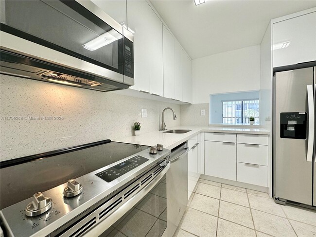 Building Photo - 8051 S Colony Cir