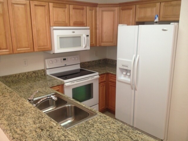 Building Photo - Quiet neighborhood close to Royal Park Plaza, theaters, shopping, restaurants, and UF