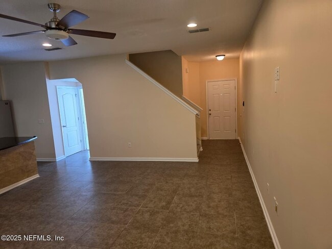 Building Photo - 498 Walnut Dr