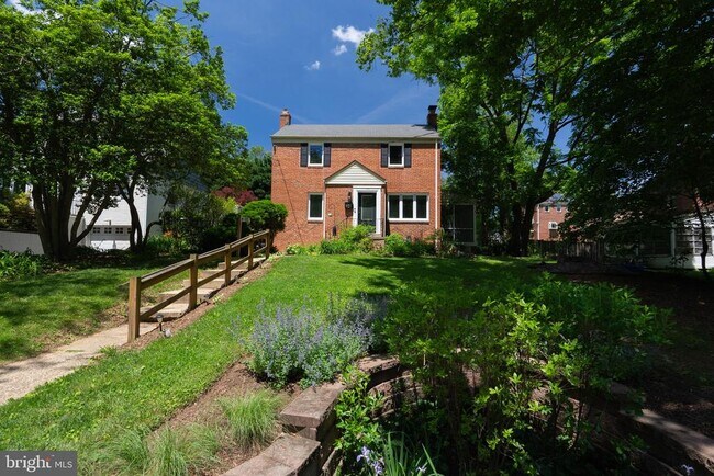 Building Photo - 921 Langley Dr