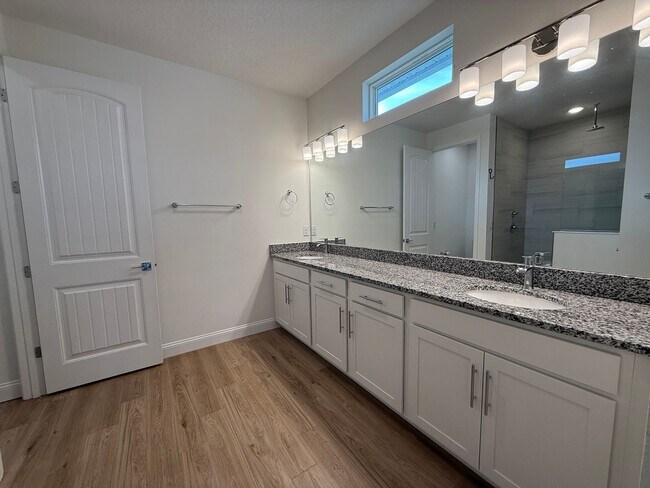 Building Photo - Beautiful 4 bedroom 2 bathroom home