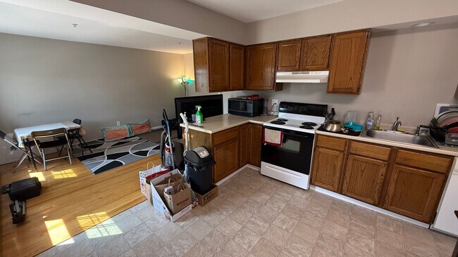 Building Photo - 2 BR with hardwood, private entrance/deck,...