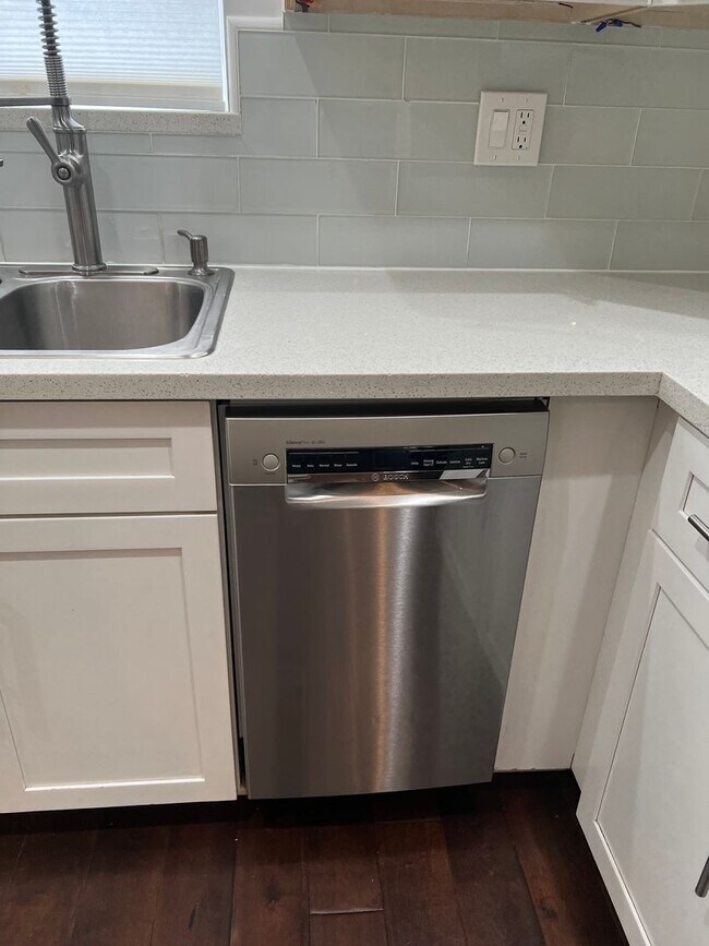 Building Photo - 3 bed/2 bath Jose Home Near HW 85 at Almad...