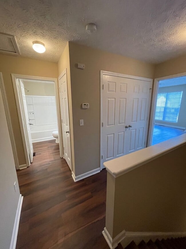 Building Photo - Fresh Renovation, 3 Bedroom Townhouse