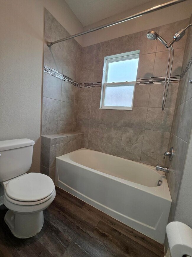 Building Photo - 4-Bedroom, 2.5-Bathroom in Lakeland