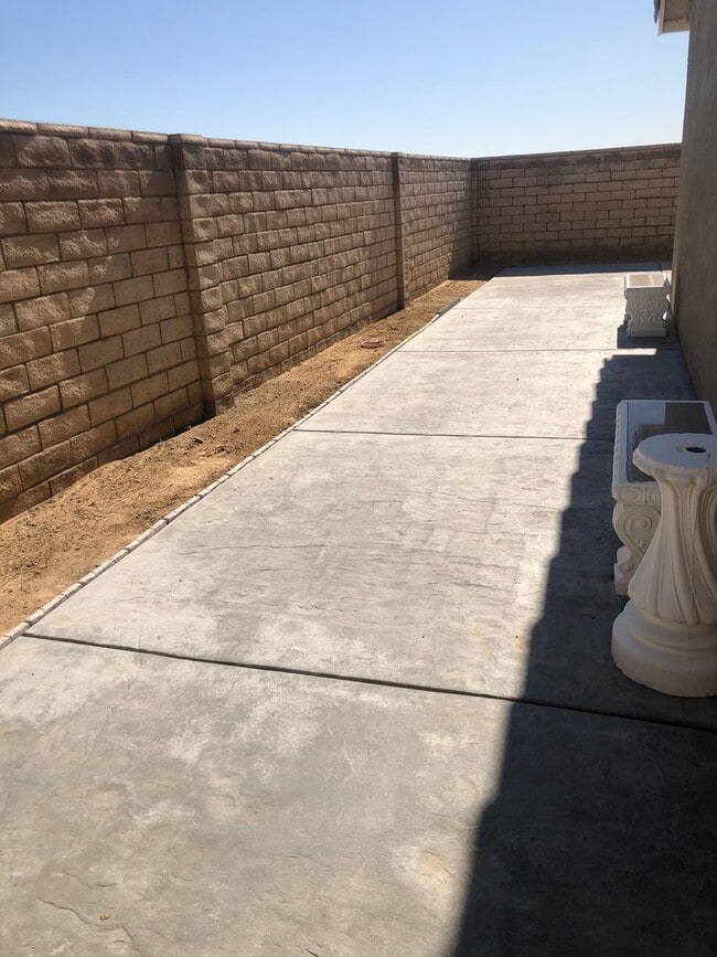Building Photo - Coming Soon! Recently Remodeled Large Home!