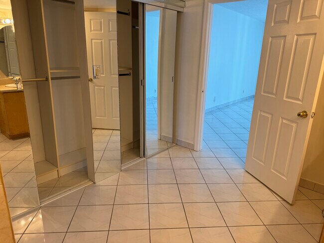 Building Photo - 100 Bayview Dr