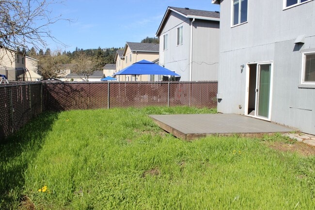 Building Photo - 3 bedroom 2.5 bath family home in quiet Scappoose neighborhood