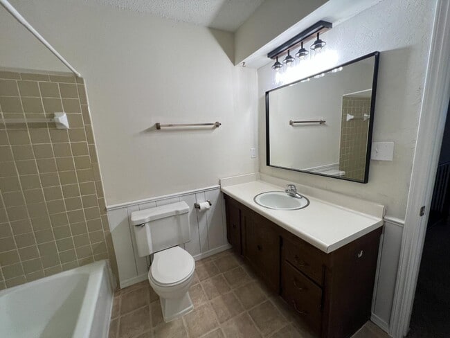 Building Photo - 1223 Lakecrest Dr