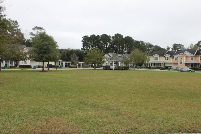 Building Photo - Beautiful Townhome in Wellstone