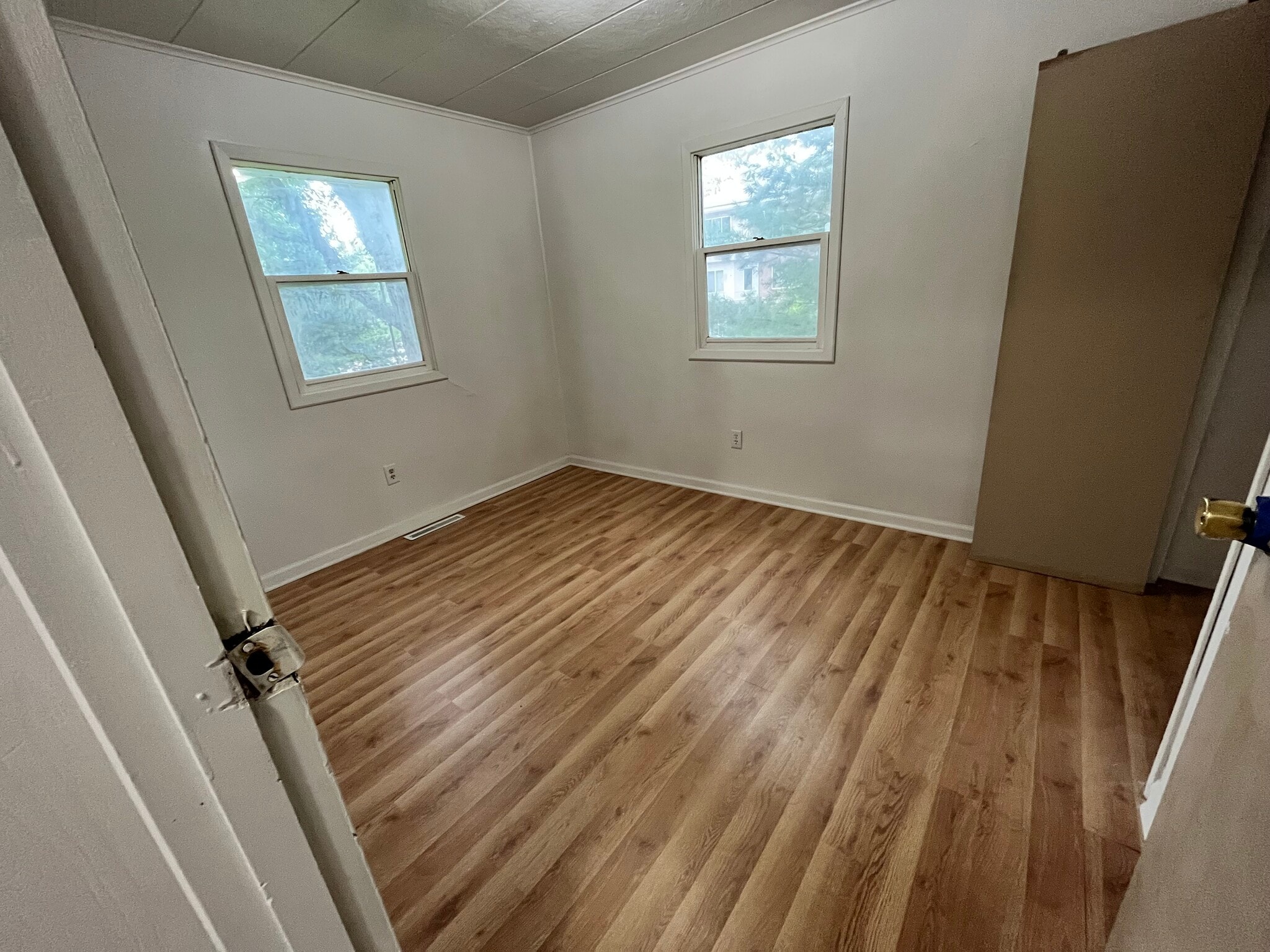 Building Photo - 464 E Hillside Ave