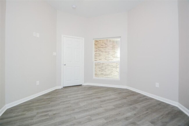 Building Photo - 12328 N Chestnut Hls Dr