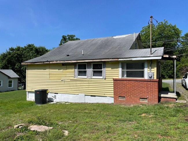Building Photo - NEWLY RENOVATED 3 BED, 1.5 BATH WITH BONUS...