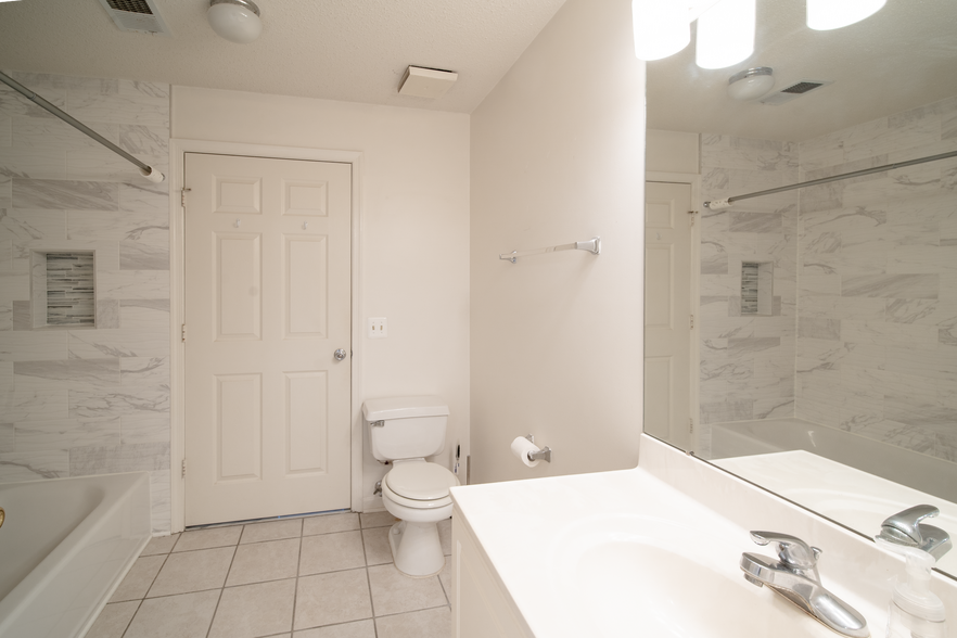 Second bathroom - 10024 Vanderbilt Cir