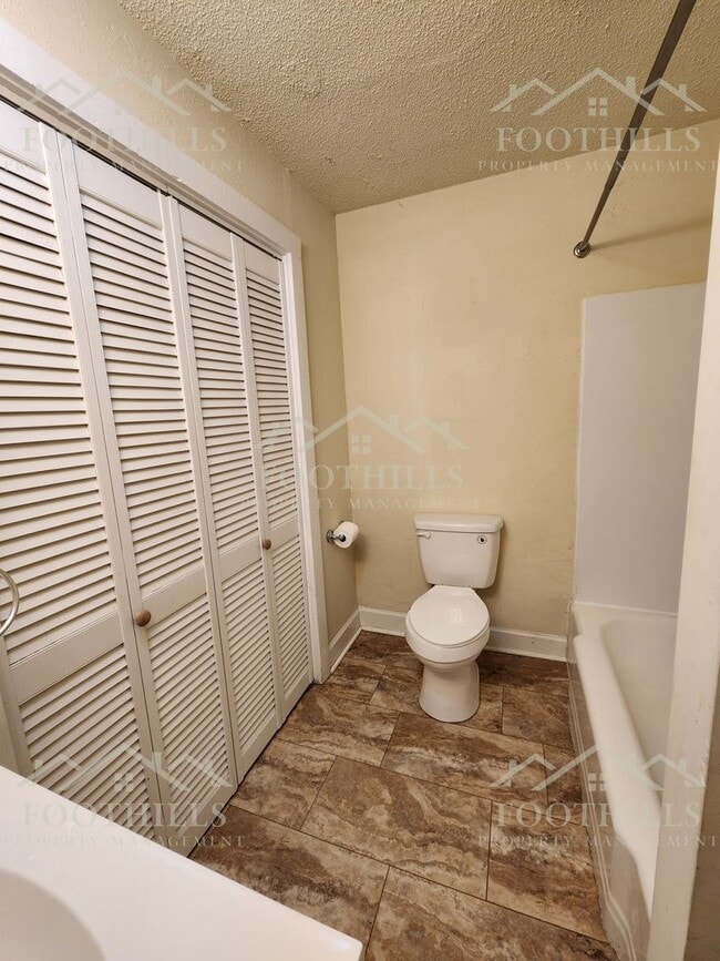 Building Photo - Charming 3-Bed, 2-Bath Home with Screened ...