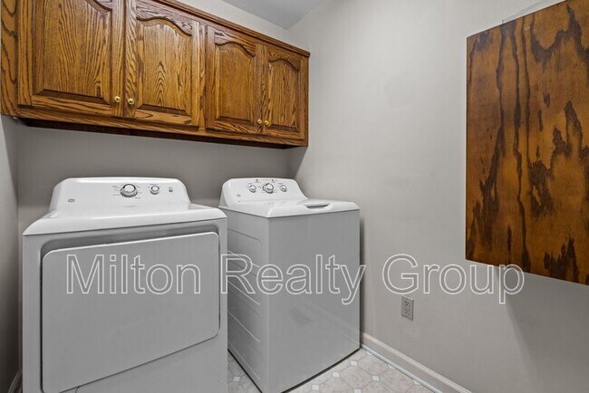 Building Photo - 464 Tirzah Dr