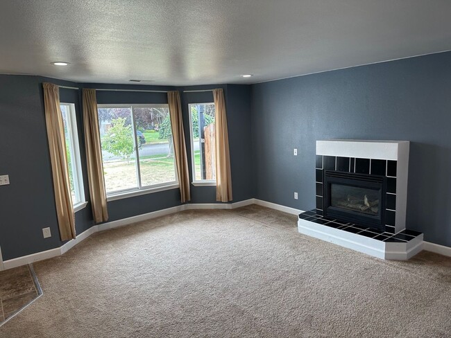 Building Photo - Cozy 3-bedroom rambler in Village Green av...