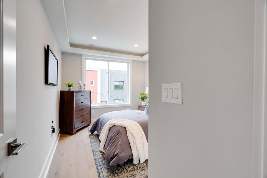 Building Photo - Spacious 3BR Home with Finished Basement & Roof Deck