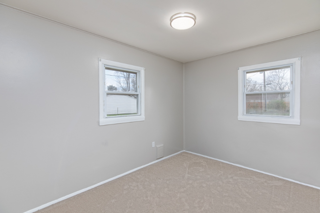 Building Photo - 2311 Harmont Ave NE