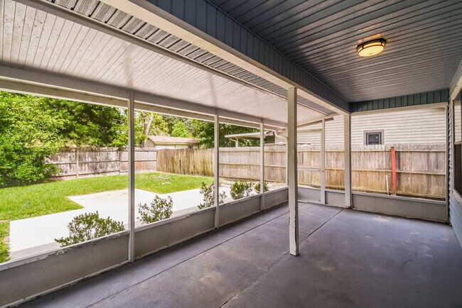 Building Photo - 3303 Hampstead Dr