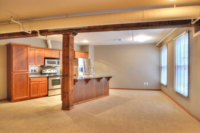Building Photo - Beautiful Condo in the Heart of Downtown S...