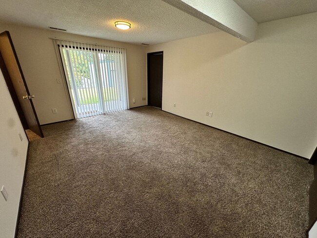 Building Photo - Beautiful well Maintained Duplex for rent