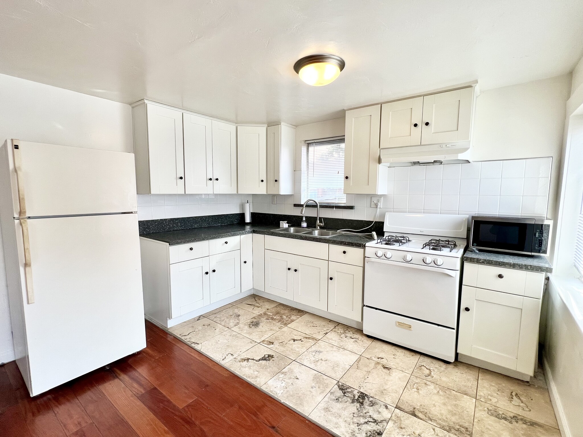 Building Photo - 451 27th St