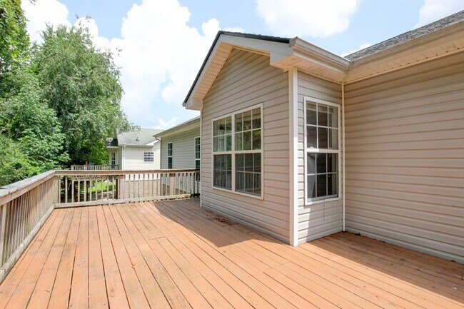 Building Photo - 3 bed 2 bath w sweet basement.  Go