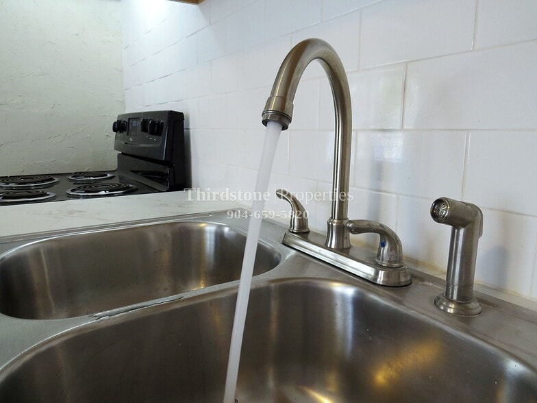 Building Photo - 3326 W 1st St