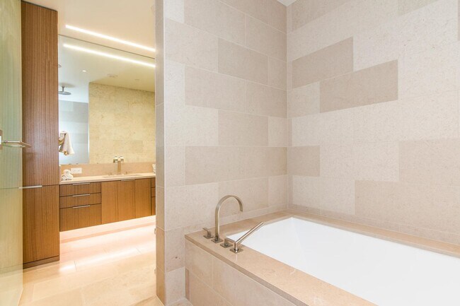 Building Photo - Park Lane Garden Suite