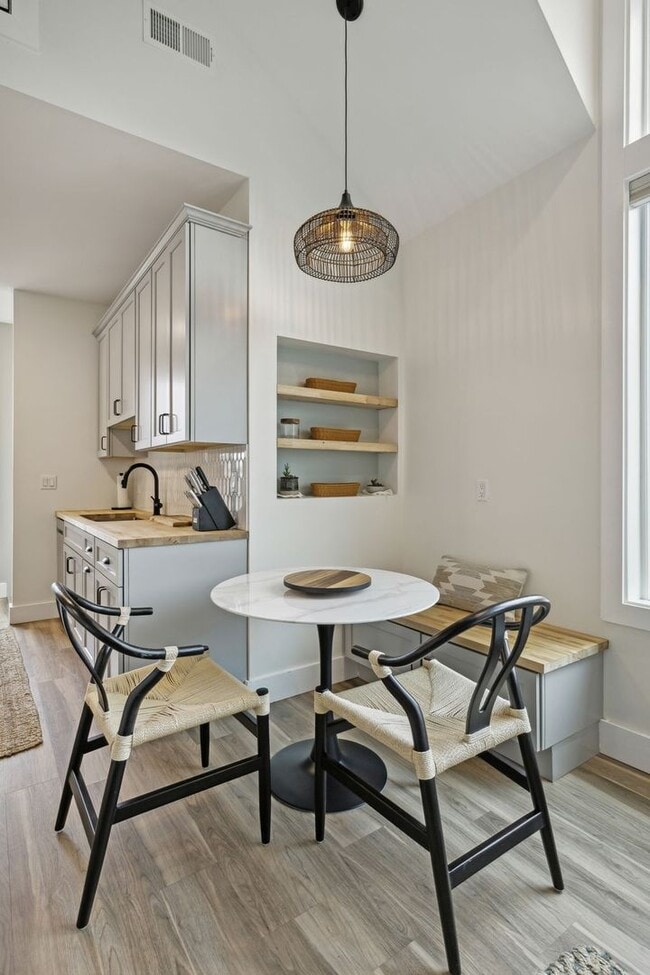 Building Photo - Furnished short term rental home with all utilities included