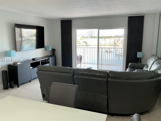 Building Photo - 400 Golden Isles Dr