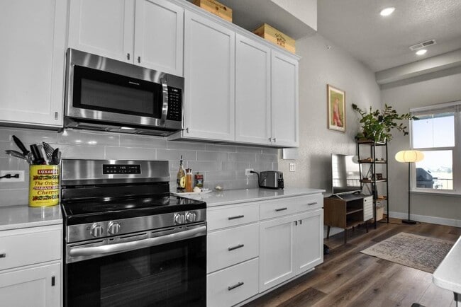 Building Photo - 6826 School House Dr