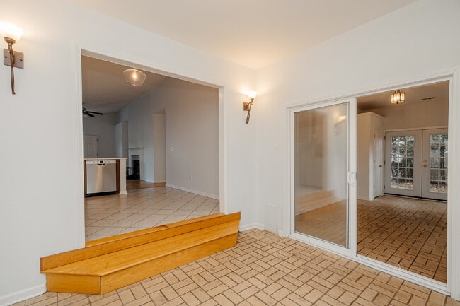 Building Photo - Charming 3-Bedroom Home with Hardwood Floors in Shadowmoss