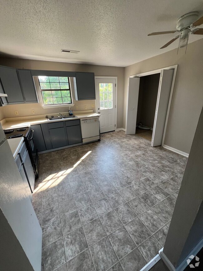 Building Photo - Two Bedroom Duplex in Ringgold GA