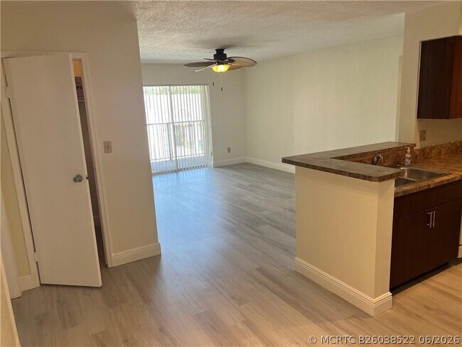 Building Photo - 875 Riverside Dr
