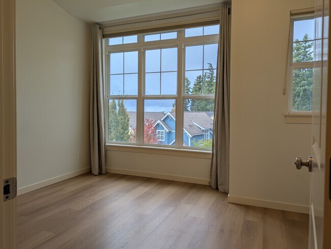 Building Photo - 1918 Northeast Kenyon Court