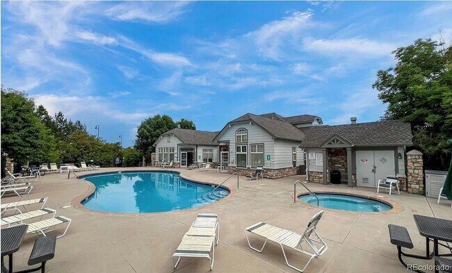 Building Photo - Spacious, Updated 2BR / 2 BA Condo in Gated Community!