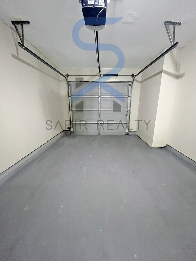 Building Photo - Move in before October 15th and get $100 O...