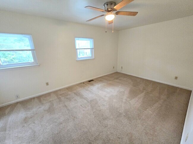 Building Photo - SPACIOUS 4 BED/2.5 TOWNHOME IN GREAT NECK!...
