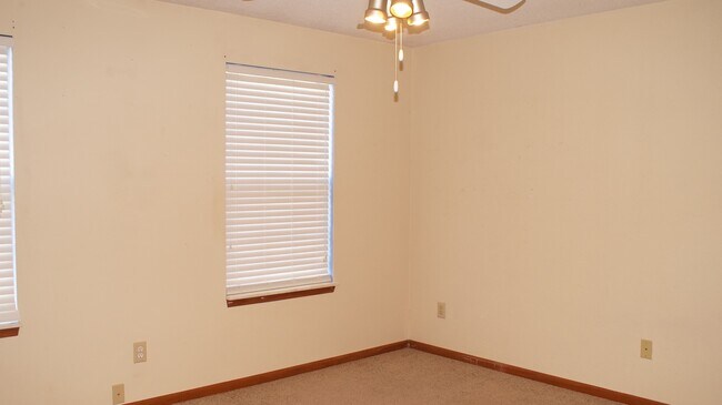 Building Photo - 1221 Clearwater Ln