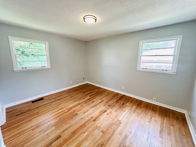 Building Photo - MOVE IN SPECIAL- $300 Off First Month's Rent-MOVE IN READY BRICK HOME!